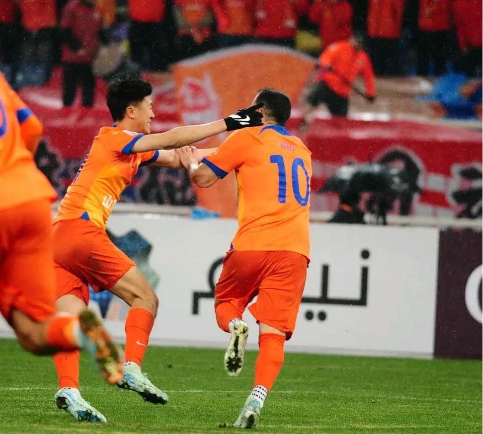 华体会亚洲官网-在广州队赛场上演亚冠，破门，引发教练席炸锅的简单介绍