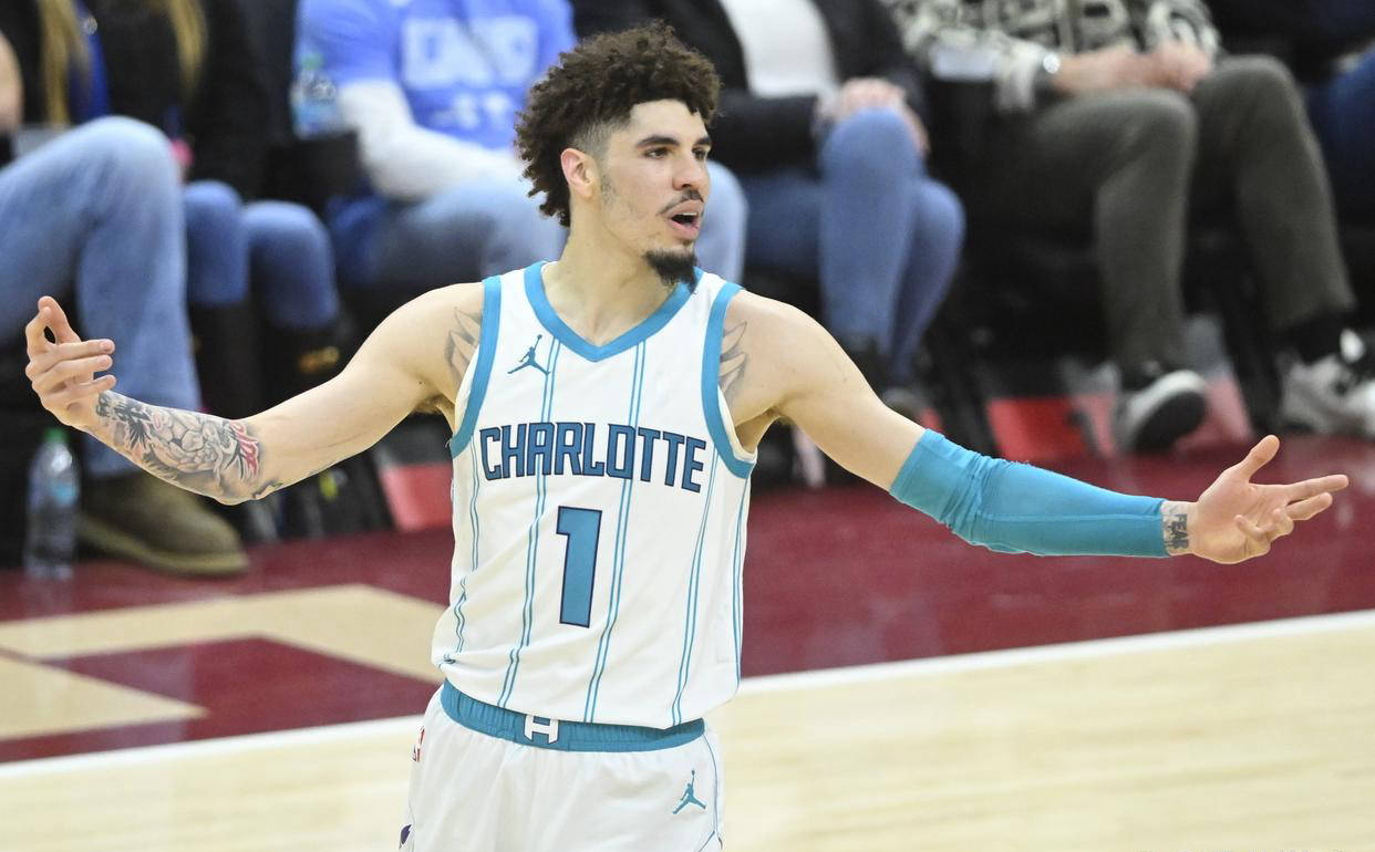 骑士队年轻后卫表现不俗，带队逆转黄蜂队