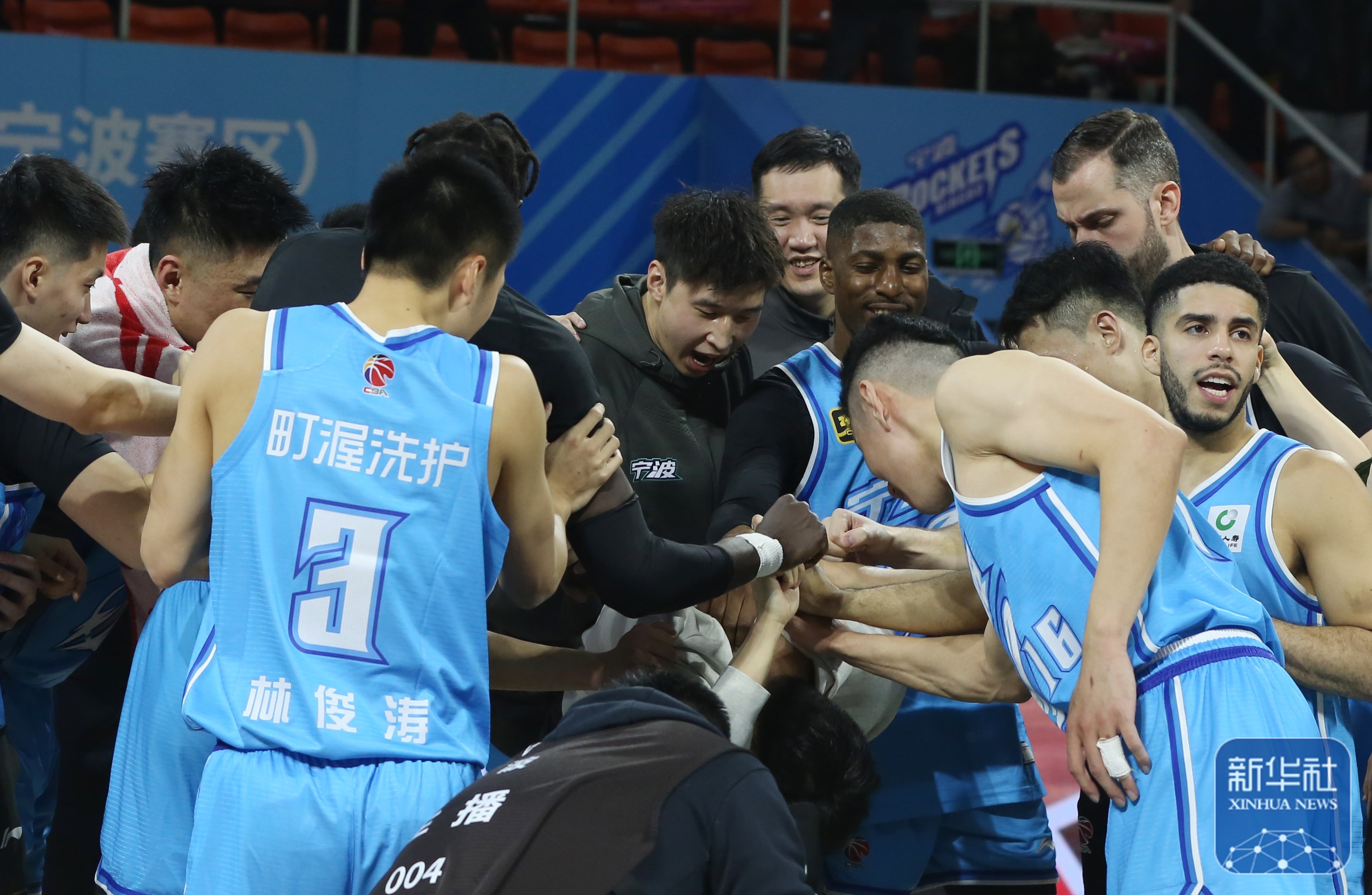 球员拼尽全力，帮助球队逆转比分