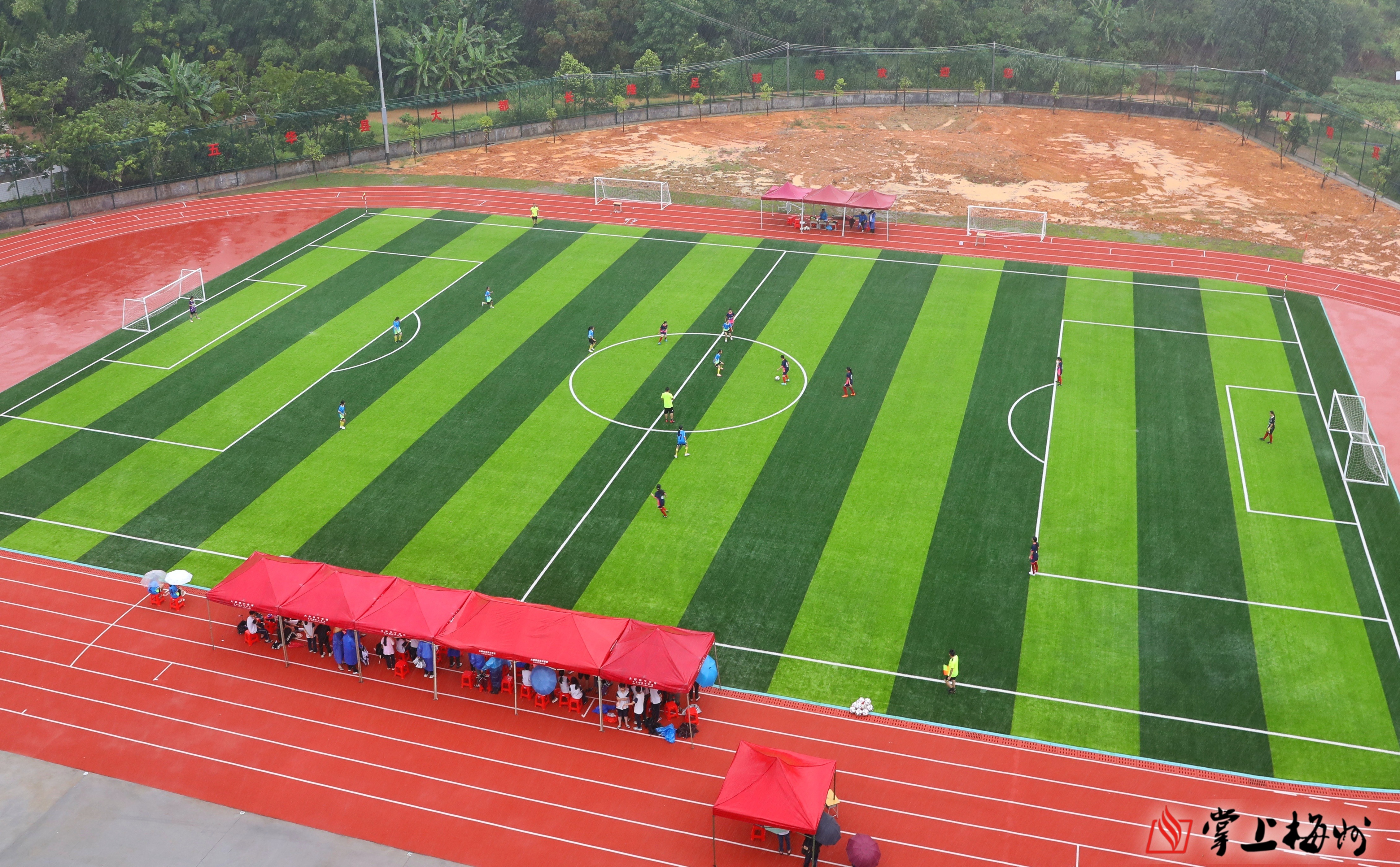 华体会活动-足球训练场地升级改造，提高球员训练质量