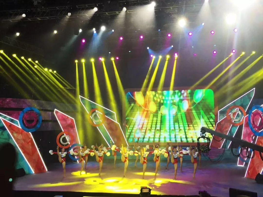 包含梦想舞台：参赛队伍竭力拼搏！的词条