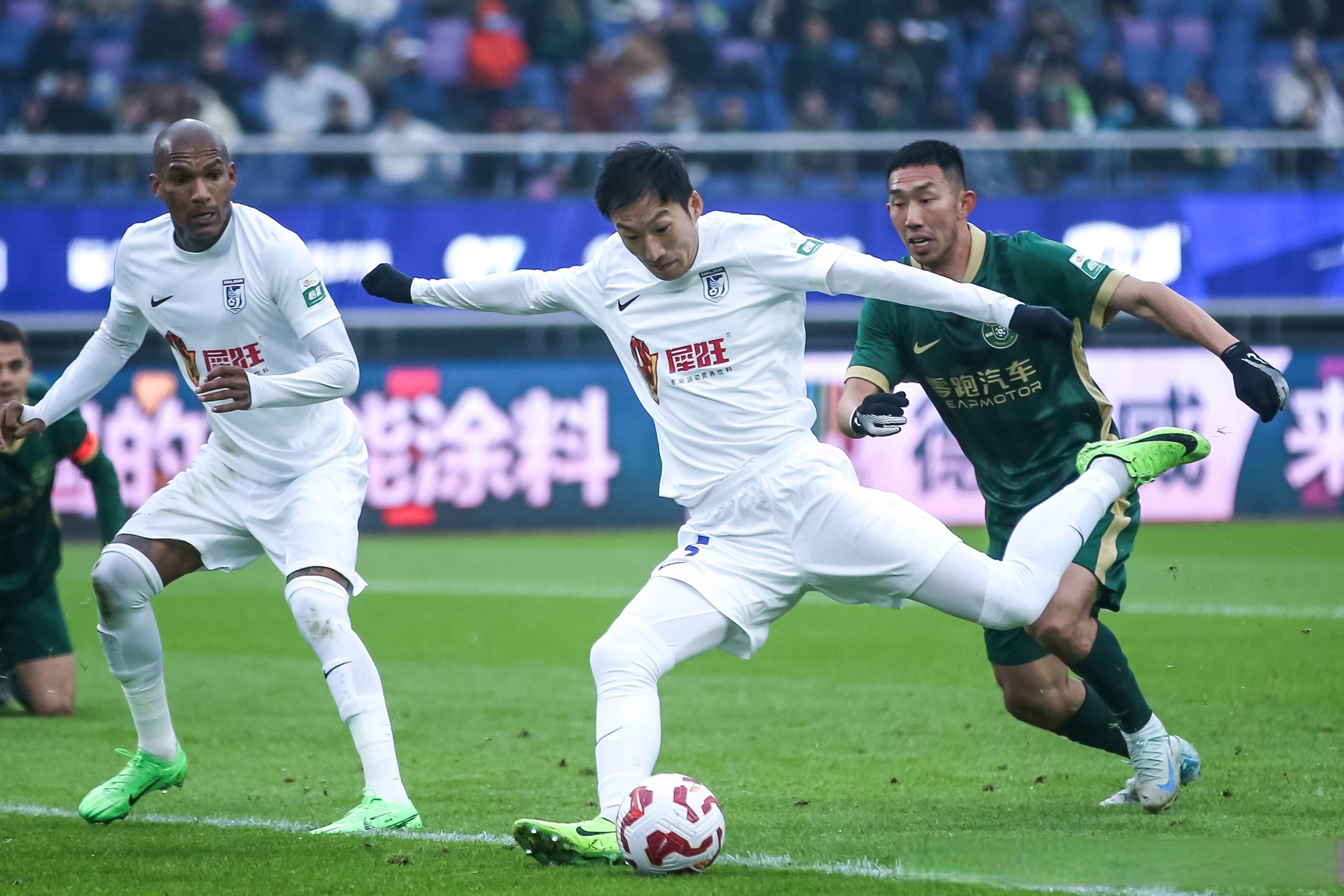 球队团结一心，迎战强敌争取胜利