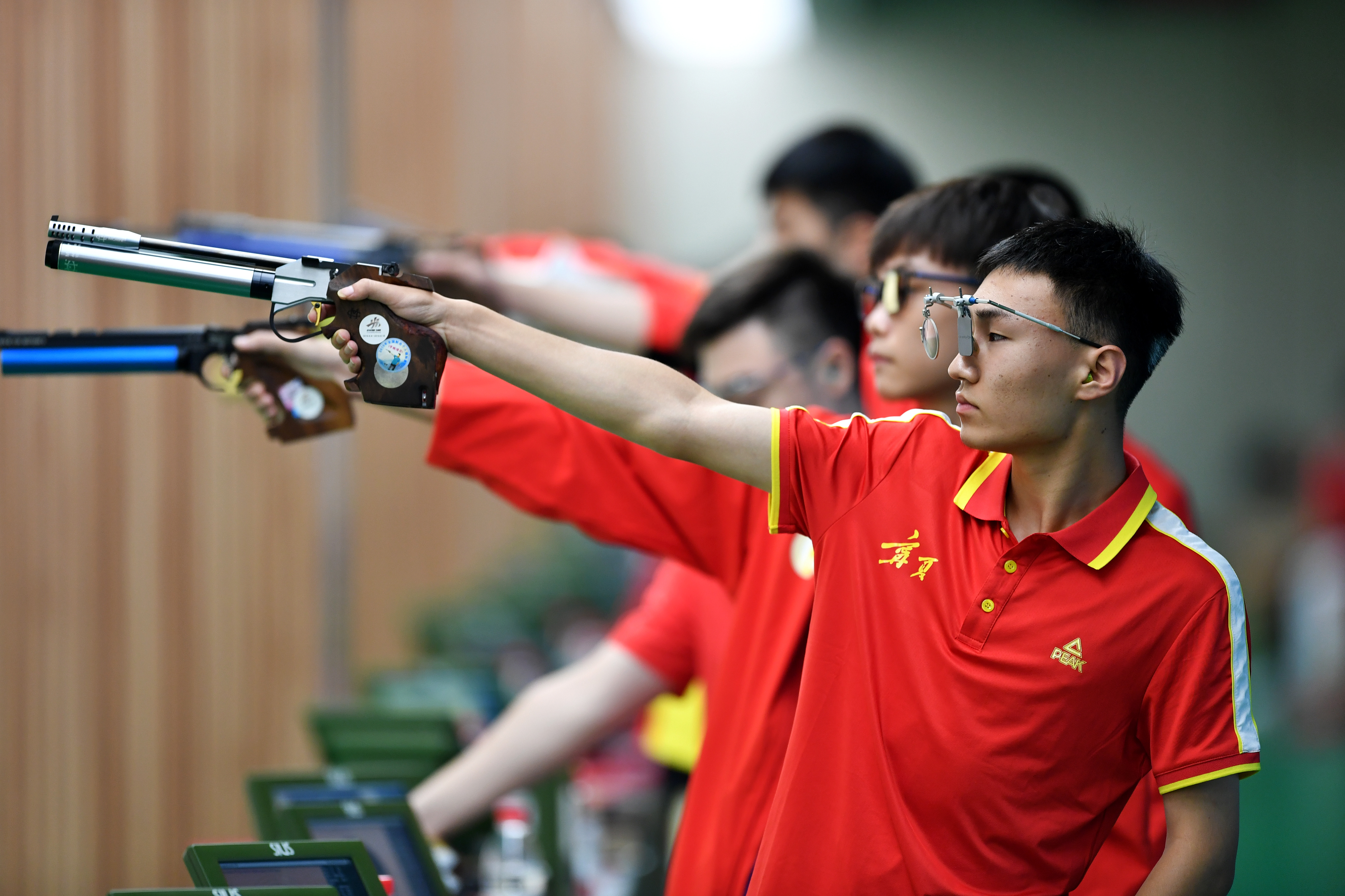 射击选拔赛选手实力对抗，谁能笑到最后