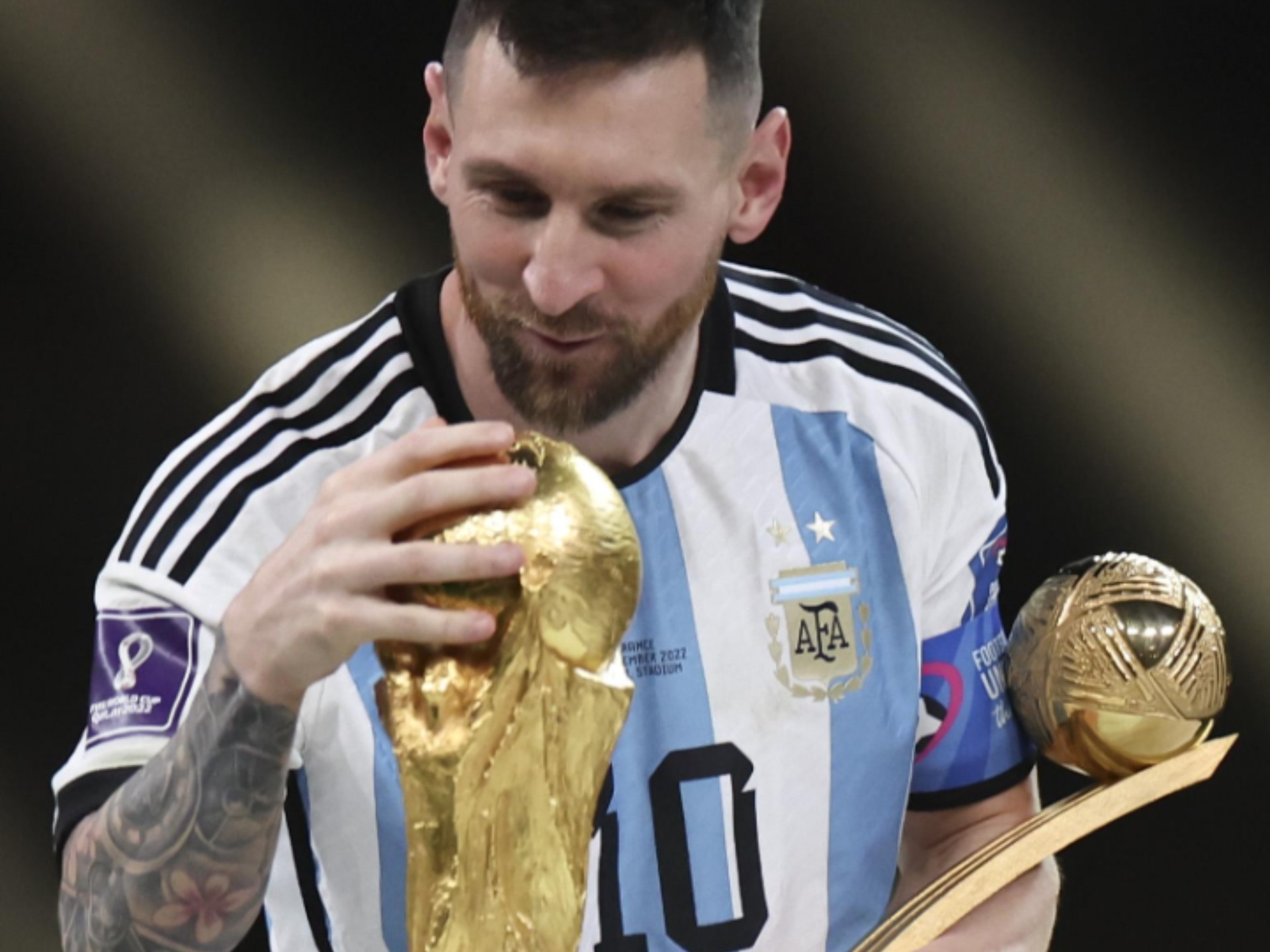 梅西入选欧冠本赛季最佳球员，球迷狂热点赞