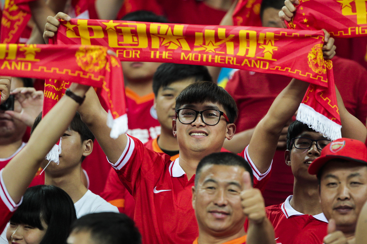 华体会官网入口-关于争夺战吸引万众瞩目，球迷热情观赛热泪盈眶的信息