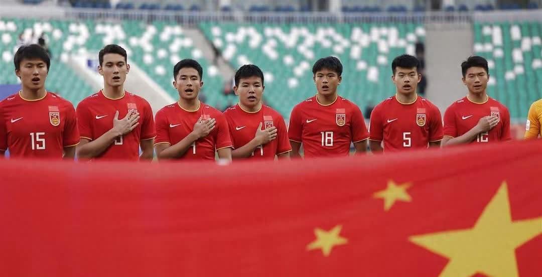 关于争夺战吸引万众瞩目，球迷热情观赛热泪盈眶的信息