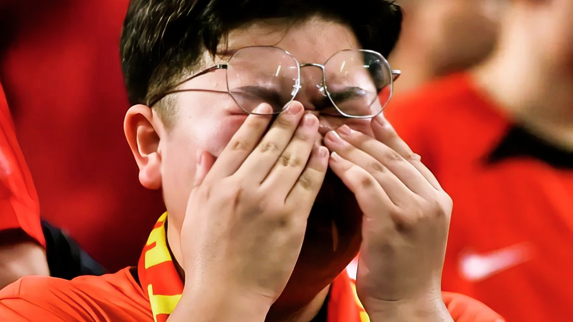 比赛中球员面对困难，展现出顽强的拼搏精神