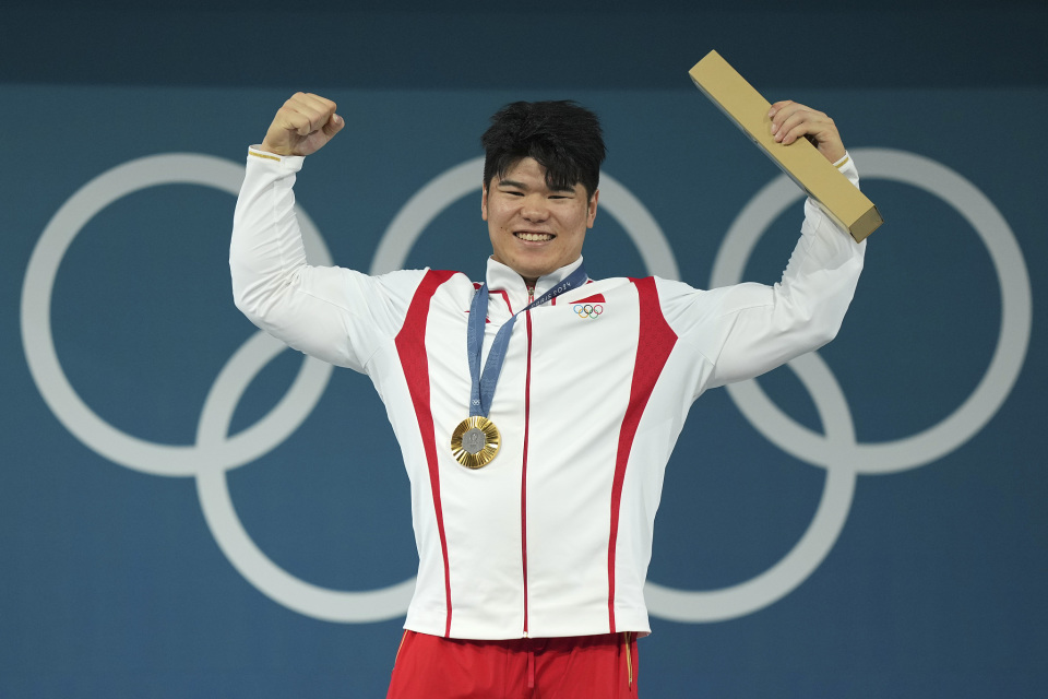 乌兹别克斯坦击败对手赢得举重金牌