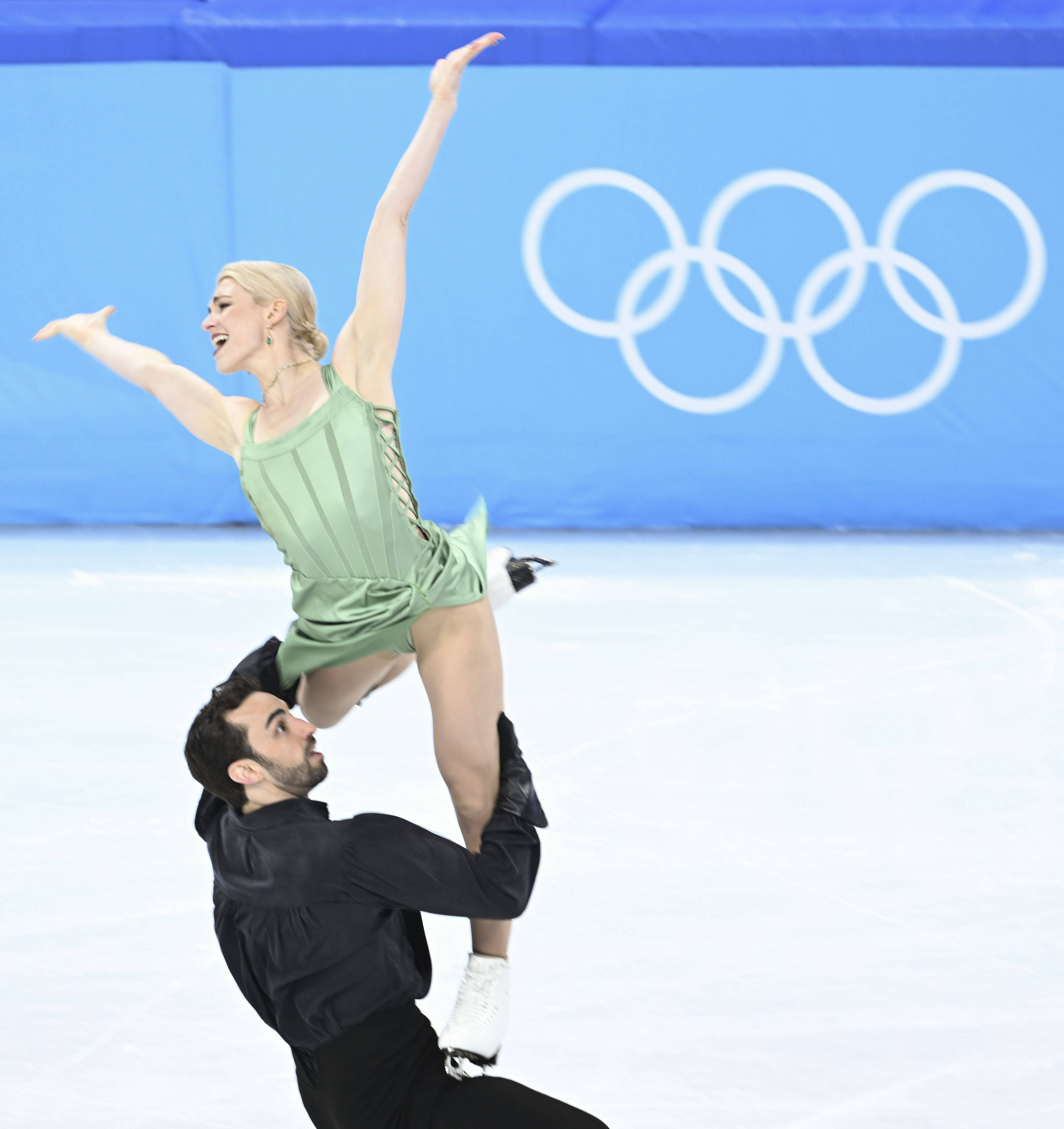 华体会登录入口-魅力四射：花样滑冰冰上旋风的简单介绍