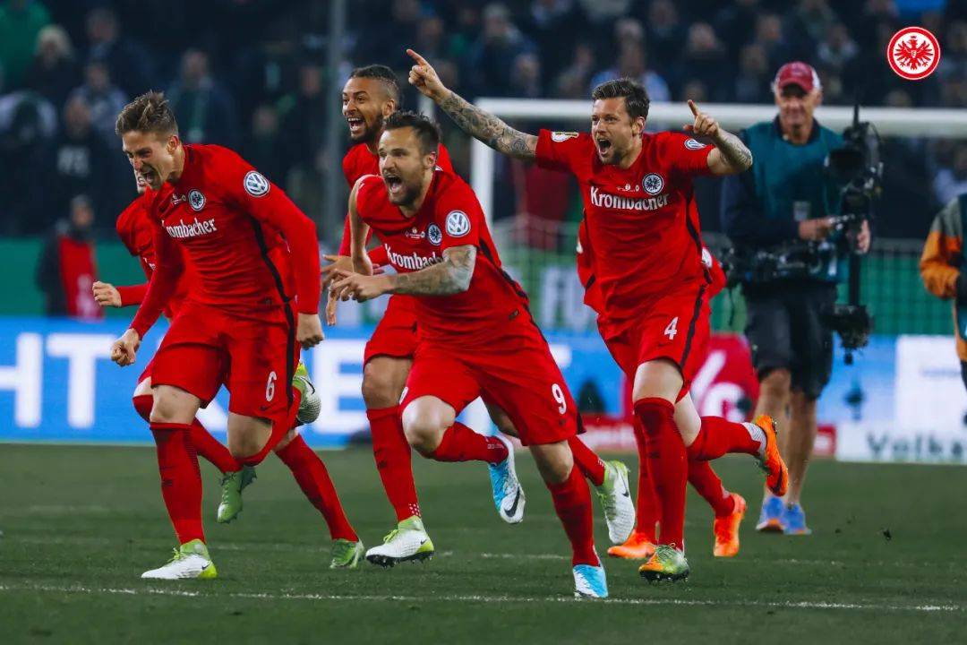 不莱梅客场告负，法兰克福主场欢呼：德甲比赛中的惊险一幕的简单介绍