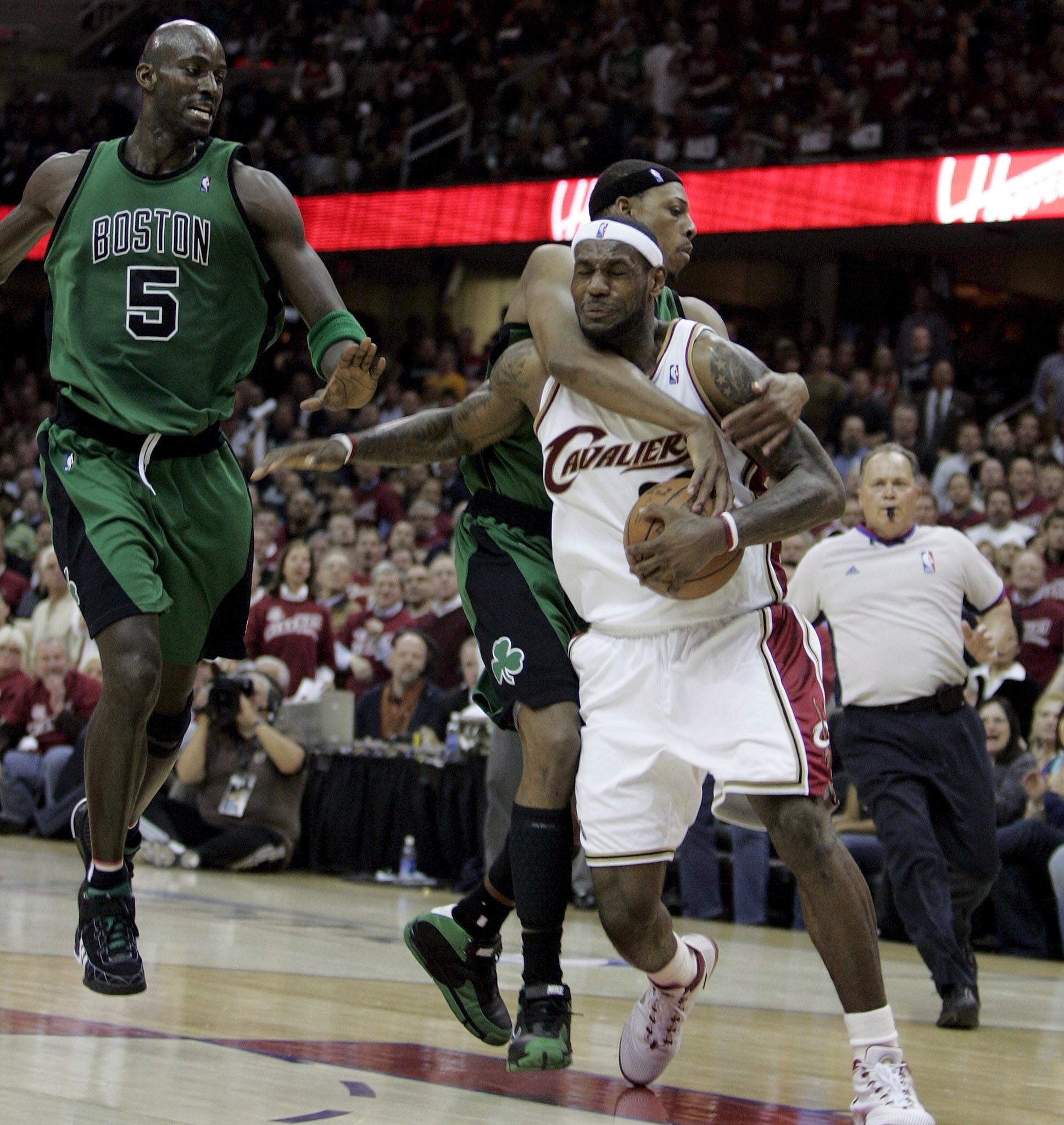 关于猛龙击败骑士，伦纳德砍下24分送骑士四连败的信息